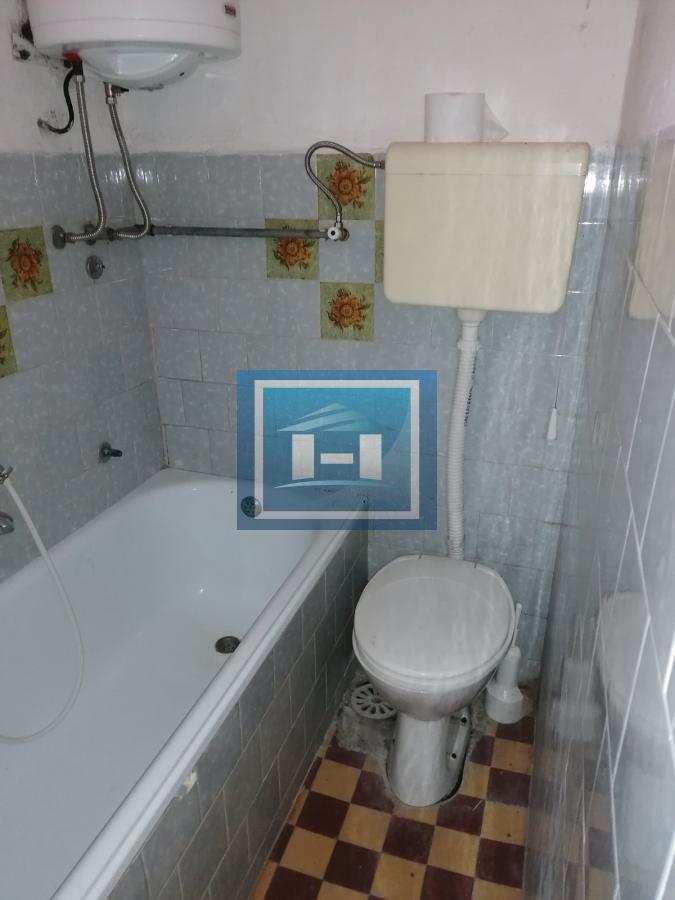 Dve useljive kuće u samom centru sela!!! 43