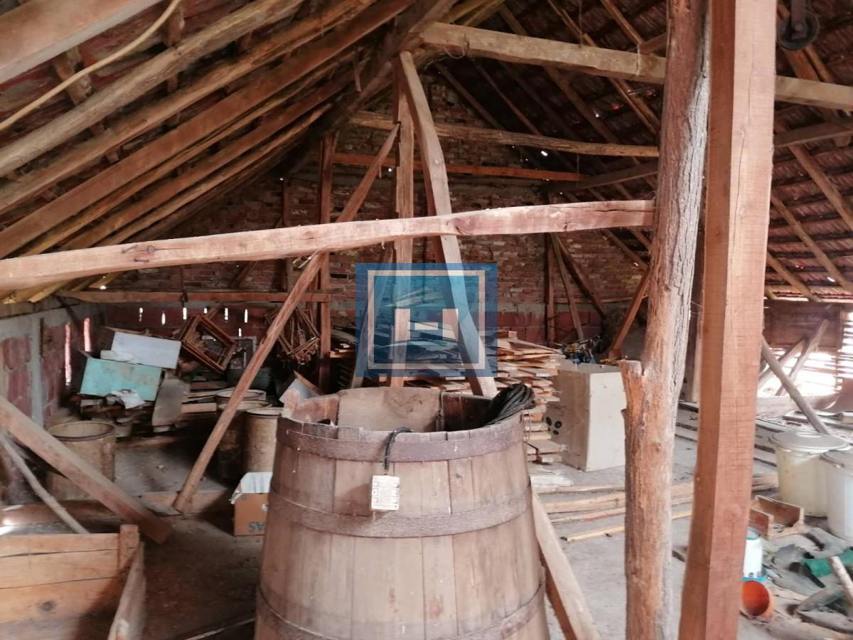 Dve useljive kuće u samom centru sela!!! 44