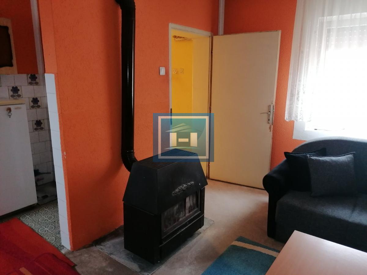 Dve useljive kuće u samom centru sela!!! 46