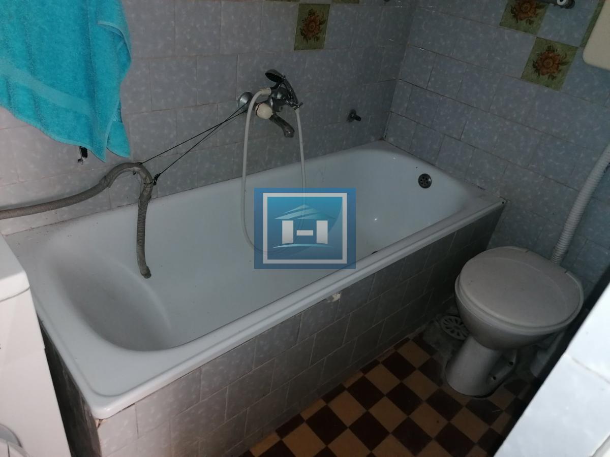 Dve useljive kuće u samom centru sela!!! 47