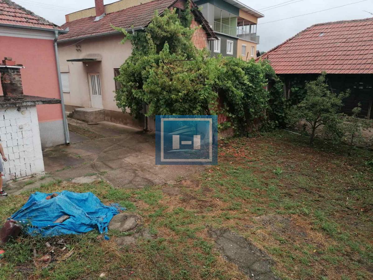 Dve useljive kuće u samom centru sela!!! 48