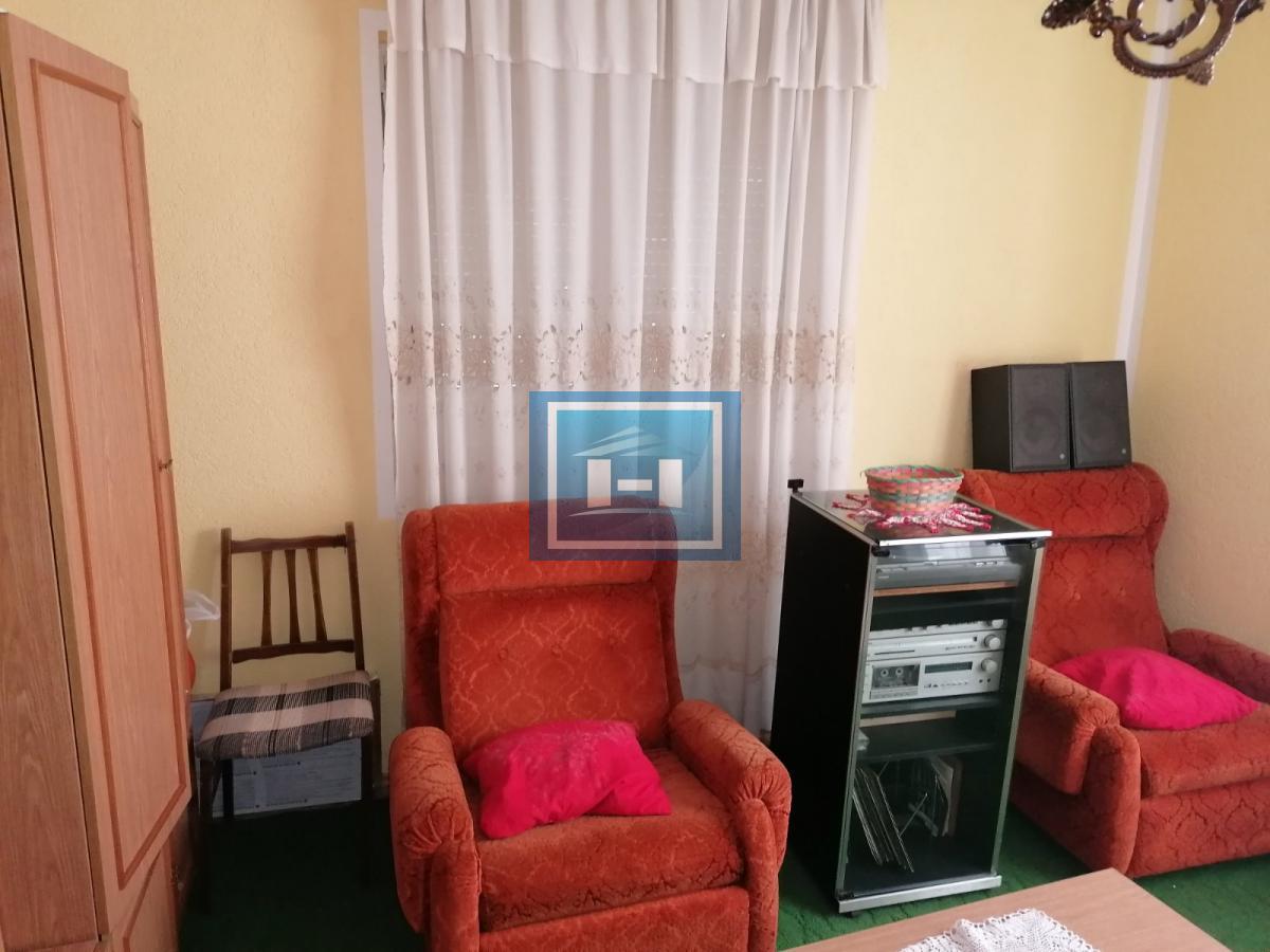 Dve useljive kuće u samom centru sela!!! 50