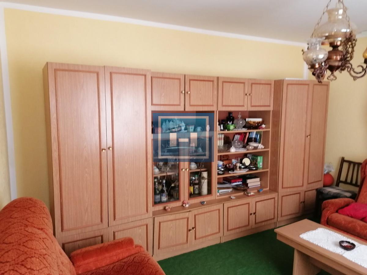 Dve useljive kuće u samom centru sela!!! 51