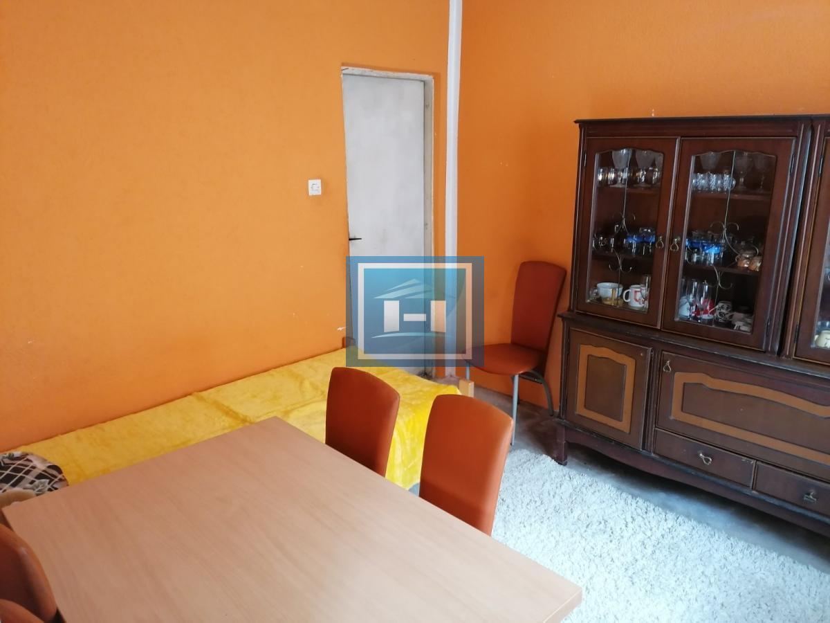 Dve useljive kuće u samom centru sela!!! 52