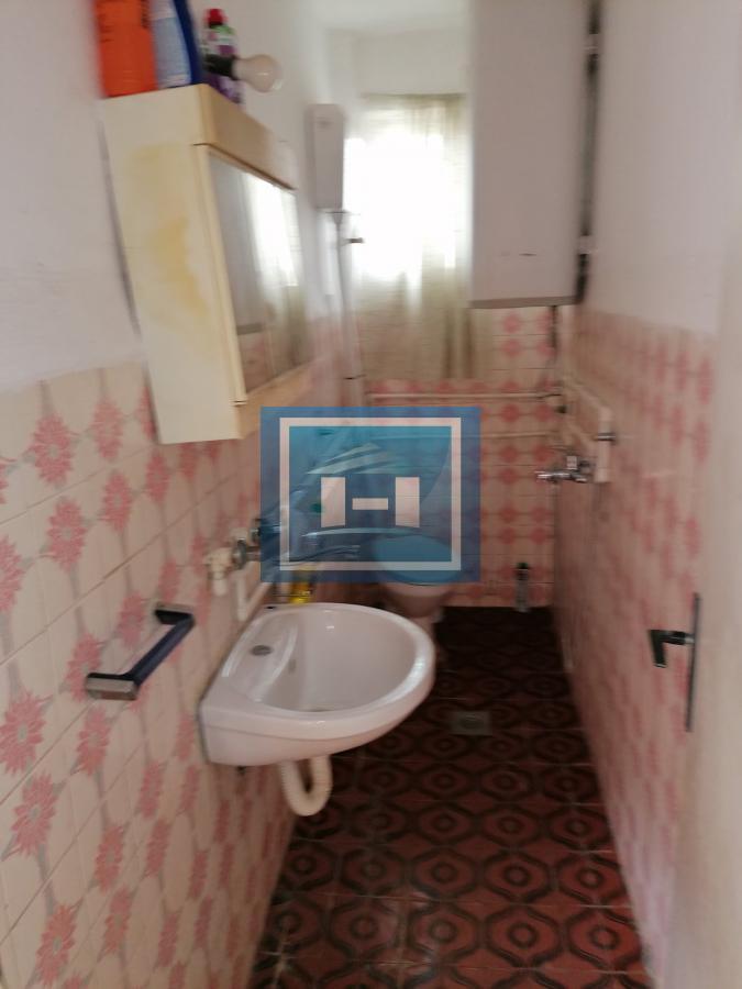 Dve useljive kuće u samom centru sela!!! 53