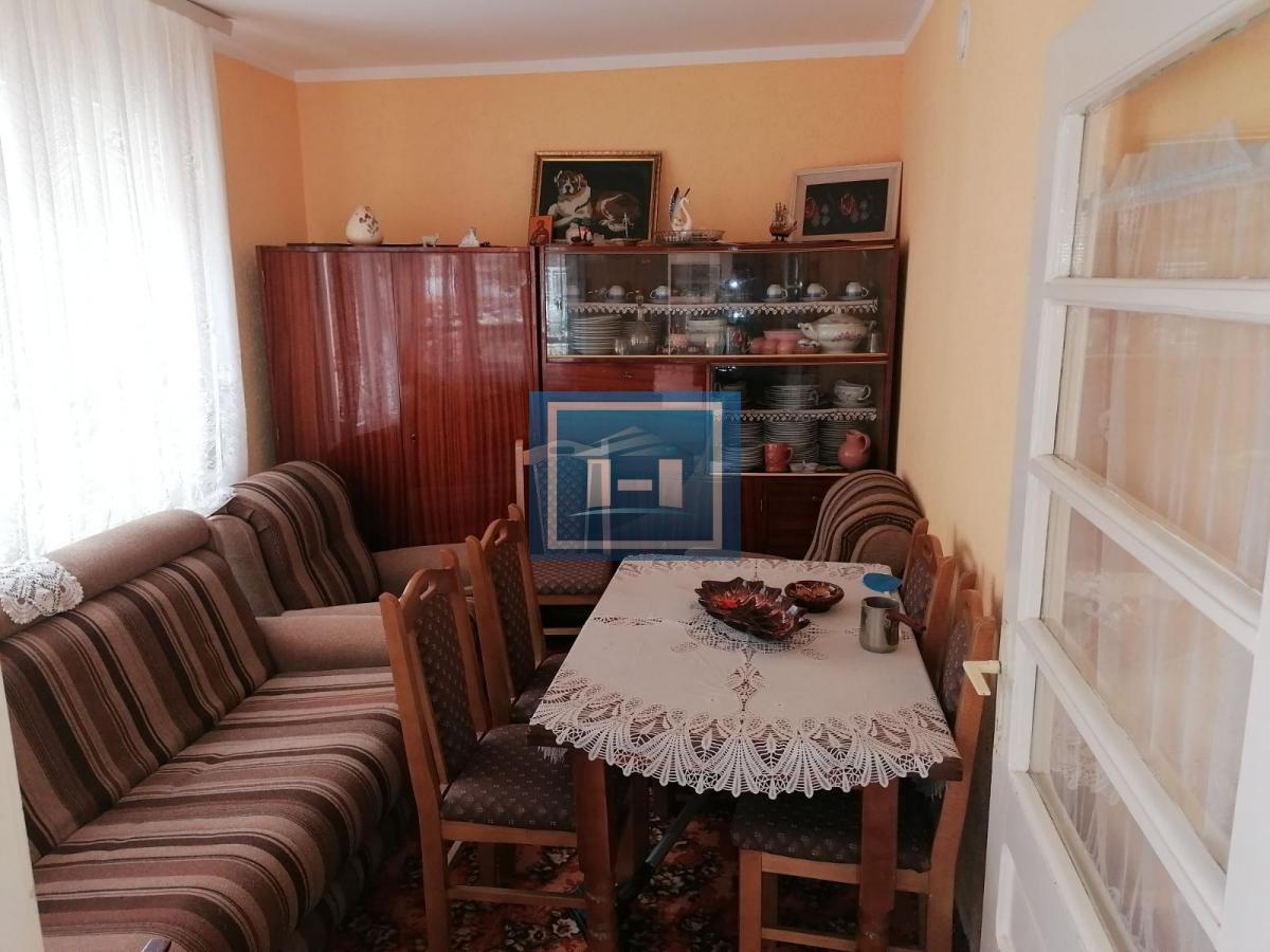 Dve useljive kuće u samom centru sela!!! 55