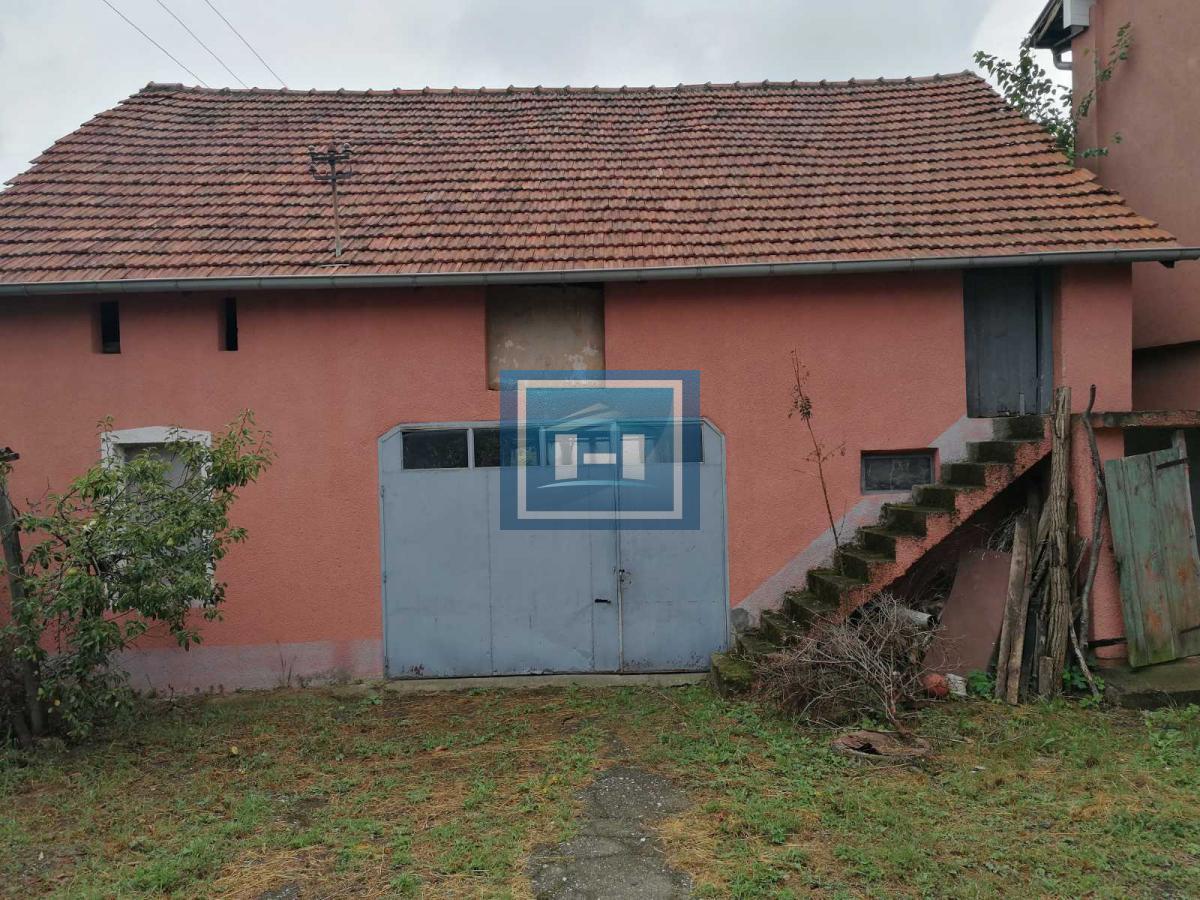 Dve useljive kuće u samom centru sela!!! 56