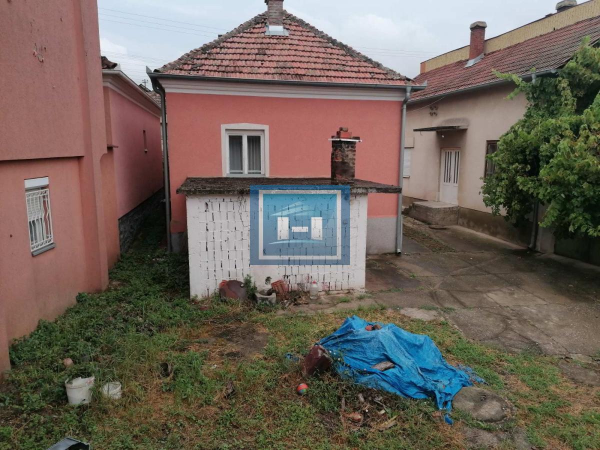 Dve useljive kuće u samom centru sela!!! 6