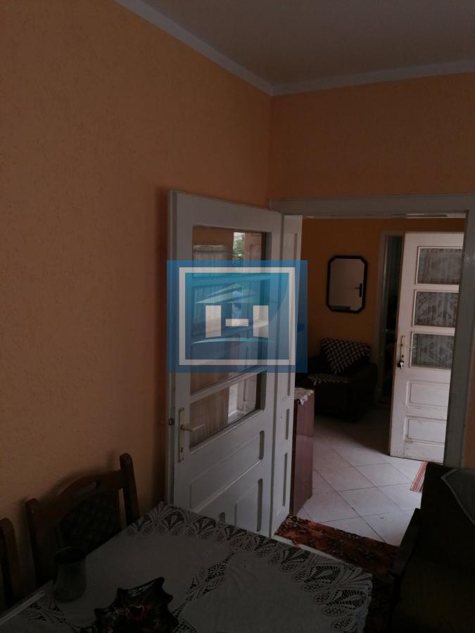 Dve useljive kuće u samom centru sela!!! 9