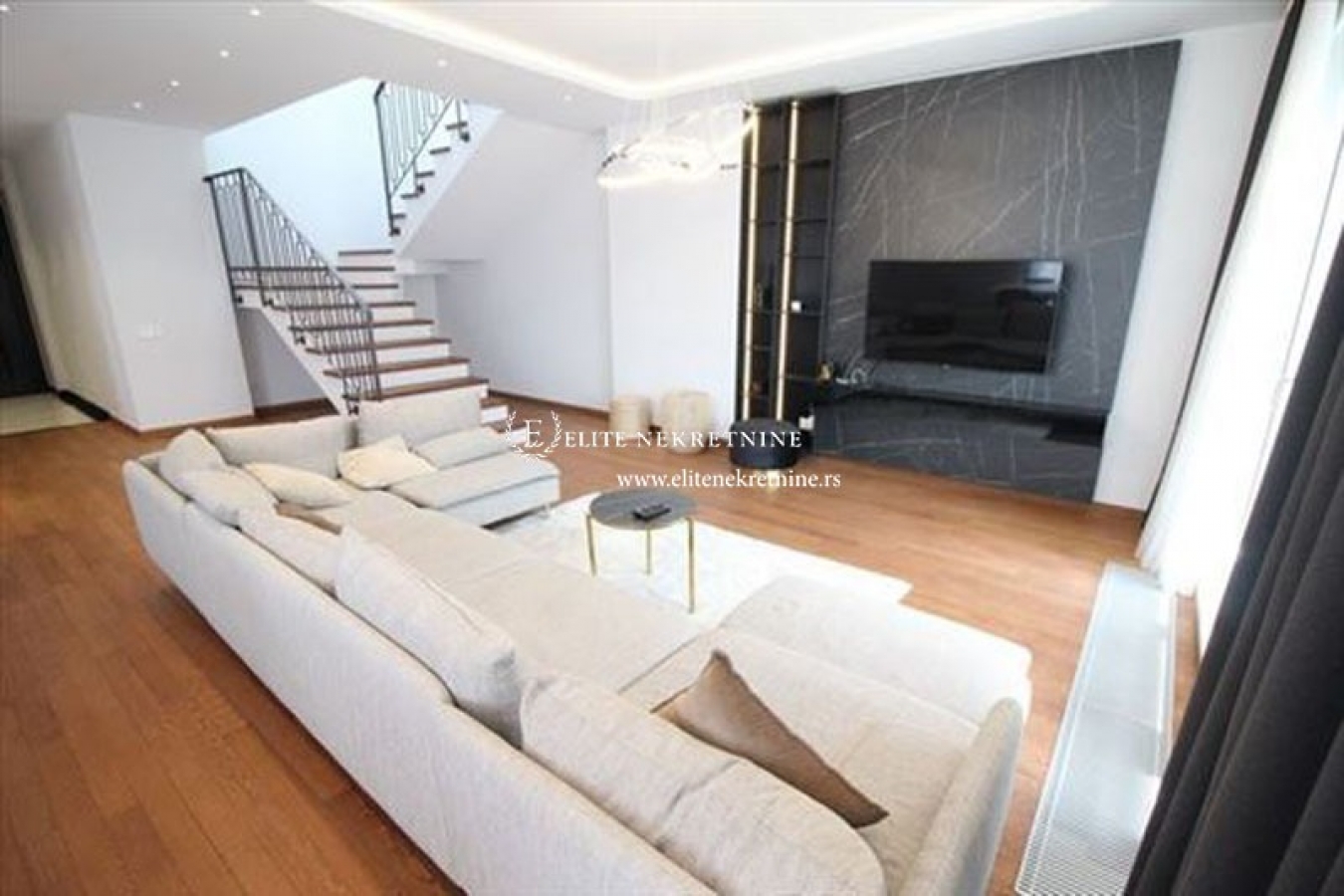 Izdavanje Luksuzni 4 0 stan sa garazom novogradnja bazen 1