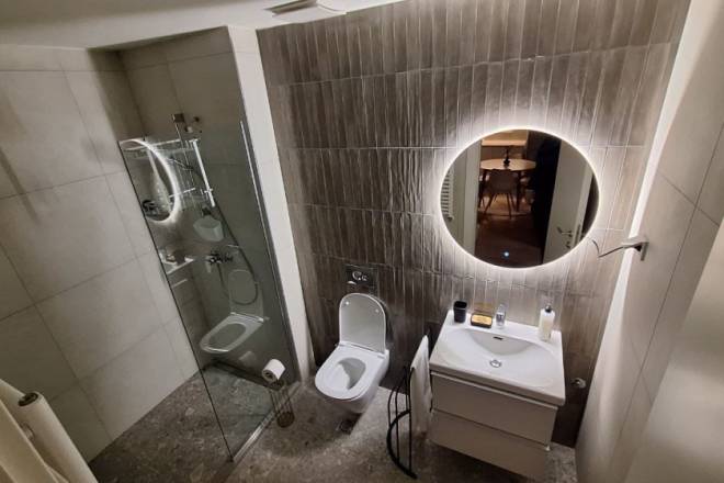 Prodajemo namešten 2 0 stan  BW Sole  dva garažna 5