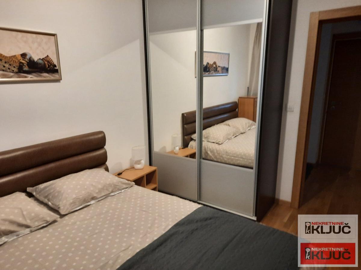 CENTAR IZDAJE SE DVOSOBAN NAMEŠTEN STAN 10