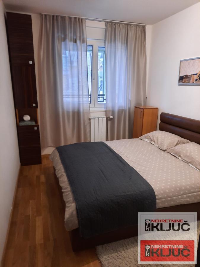 CENTAR IZDAJE SE DVOSOBAN NAMEŠTEN STAN 4