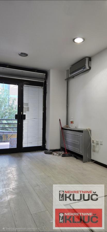 CENTAR IZDAJE SE VIŠENAMENSKI POSLOVNI PROSTOR 13