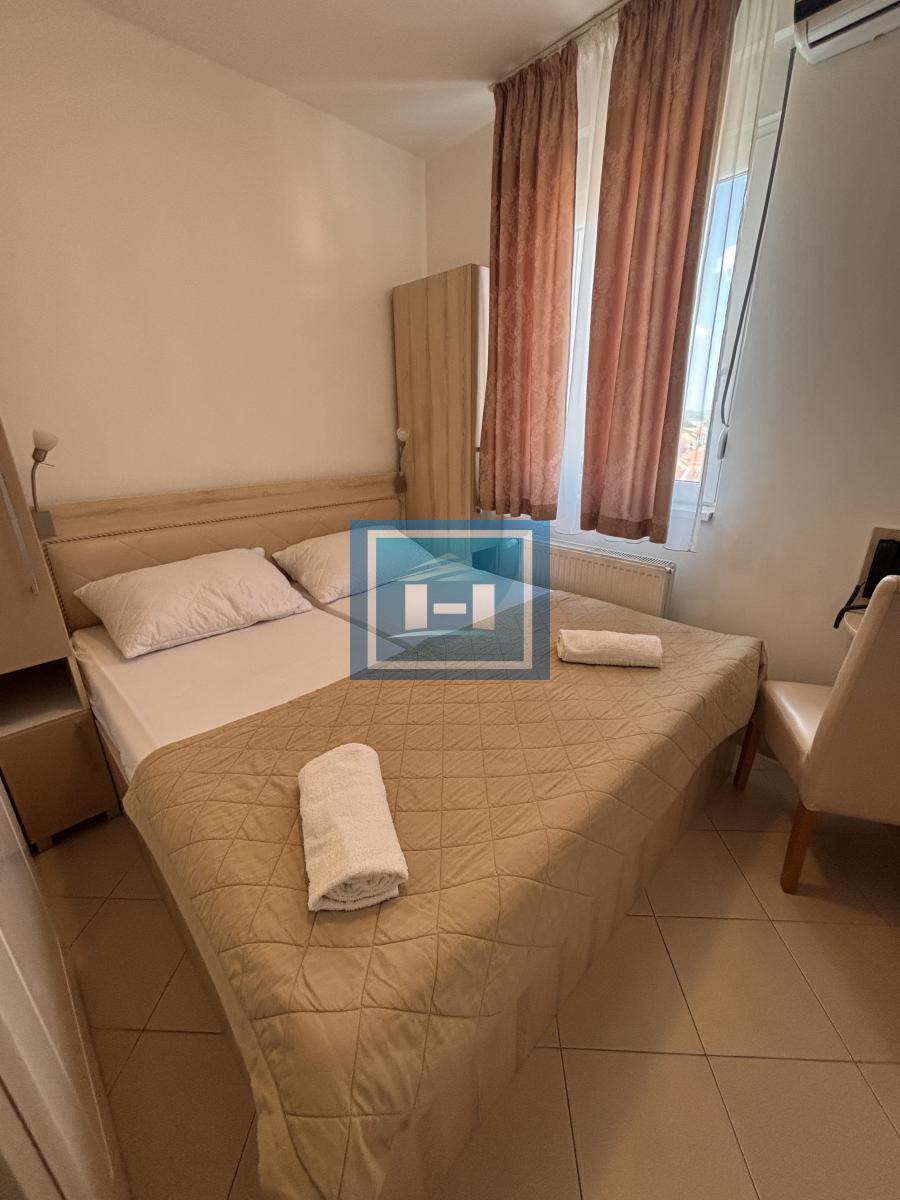 Izdajemo kompletno namešten  dvosoban stan u Wingu 11