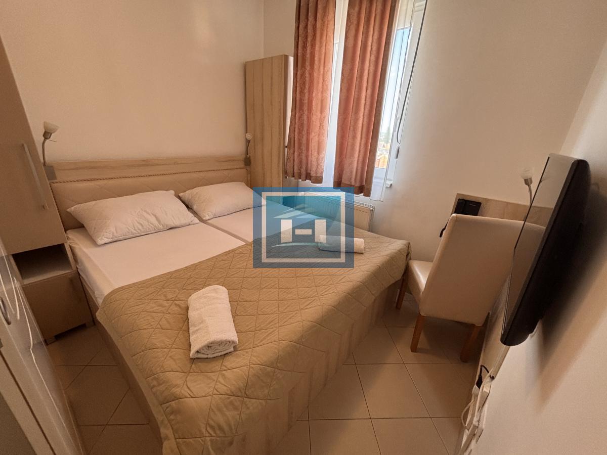 Izdajemo kompletno namešten  dvosoban stan u Wingu 12