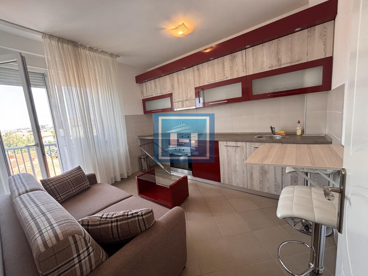 Izdajemo kompletno namešten  dvosoban stan u Wingu 17