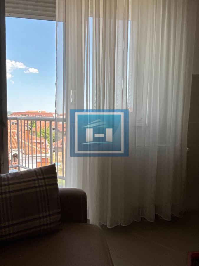 Izdajemo kompletno namešten  dvosoban stan u Wingu 4