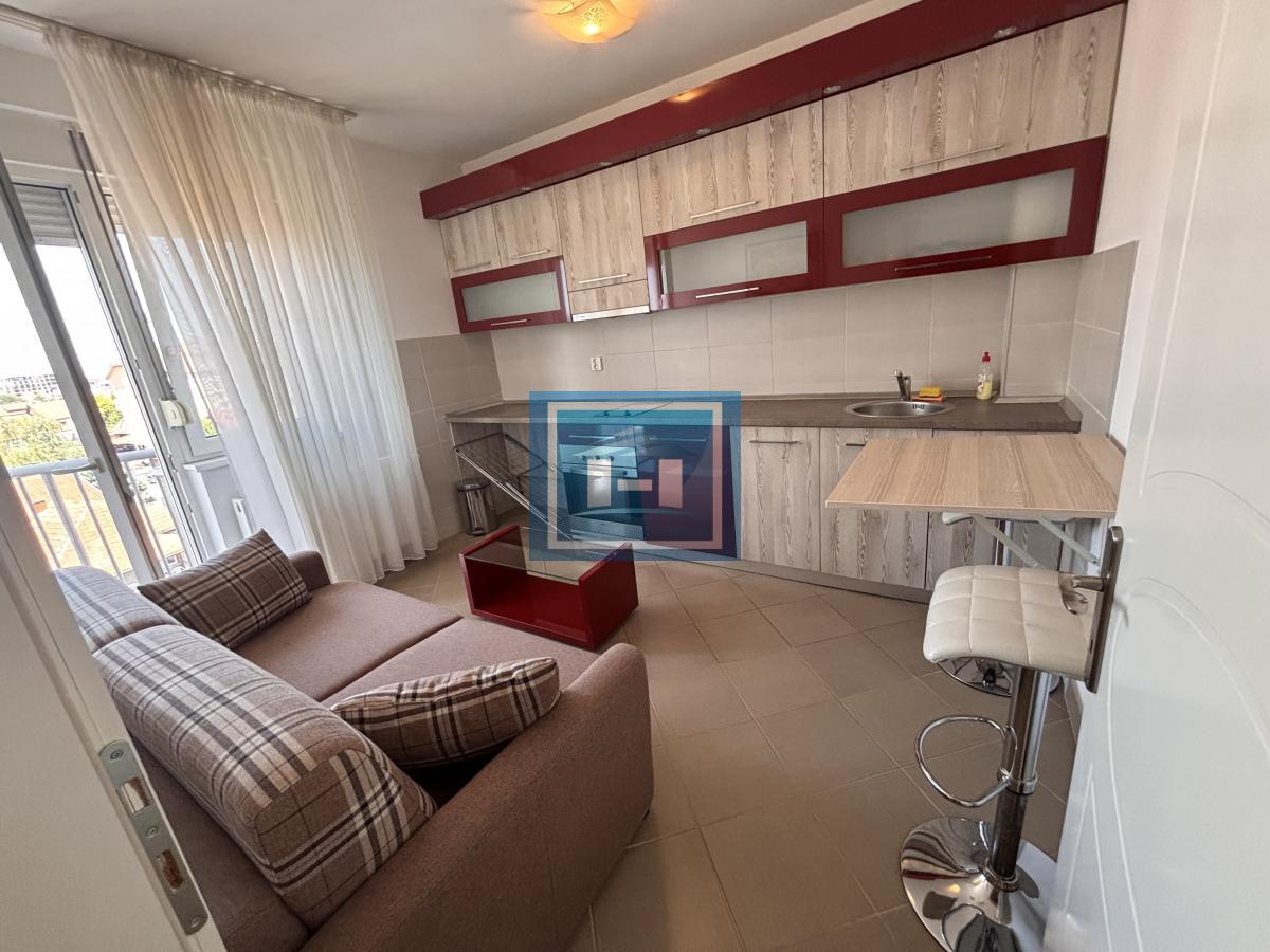 Izdajemo kompletno namešten  dvosoban stan u Wingu 7