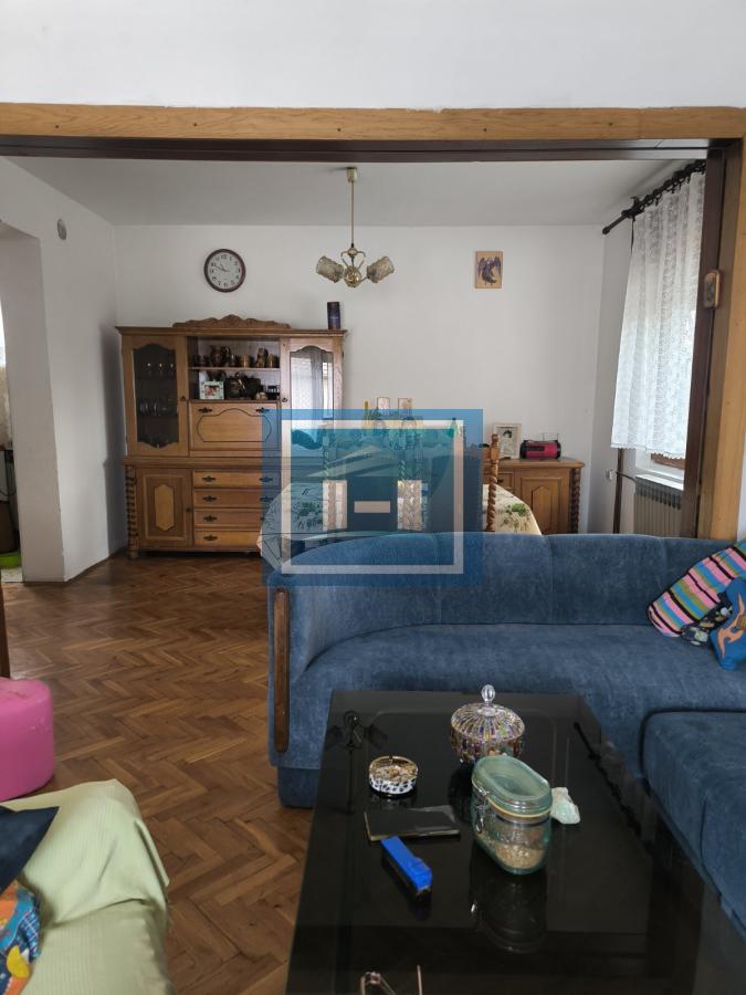 Na prodaju kuća – blizina bolnice, 350m² sa garažom za kamione od 80m² 1