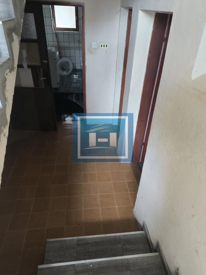 Na prodaju kuća – blizina bolnice, 350m² sa garažom za kamione od 80m² 10