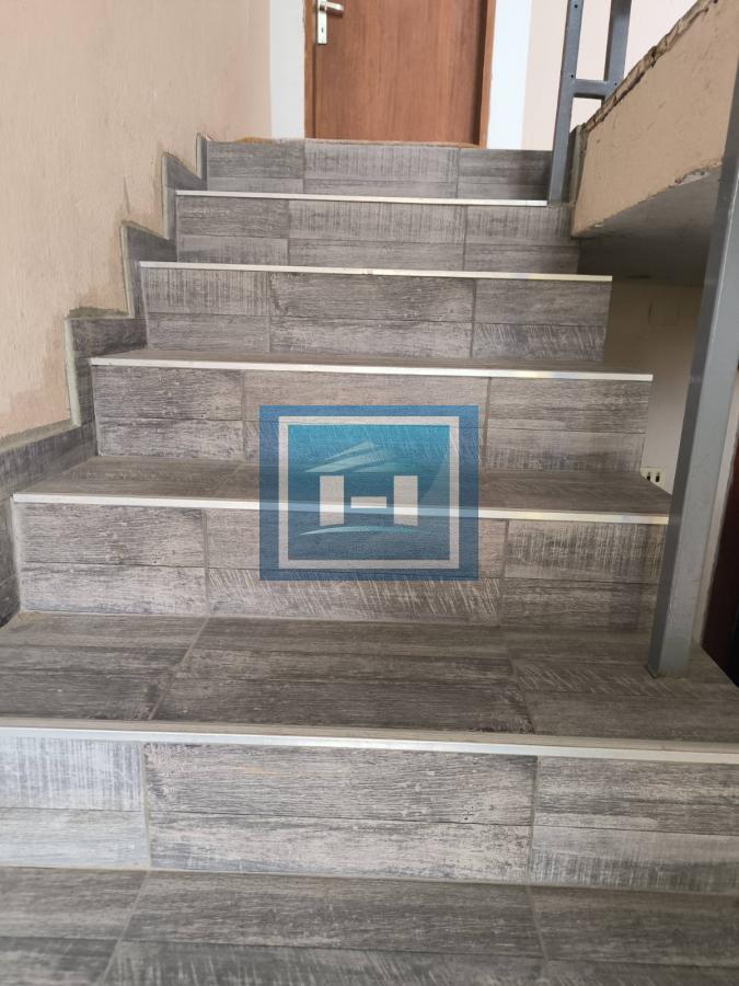 Na prodaju kuća – blizina bolnice, 350m² sa garažom za kamione od 80m² 11