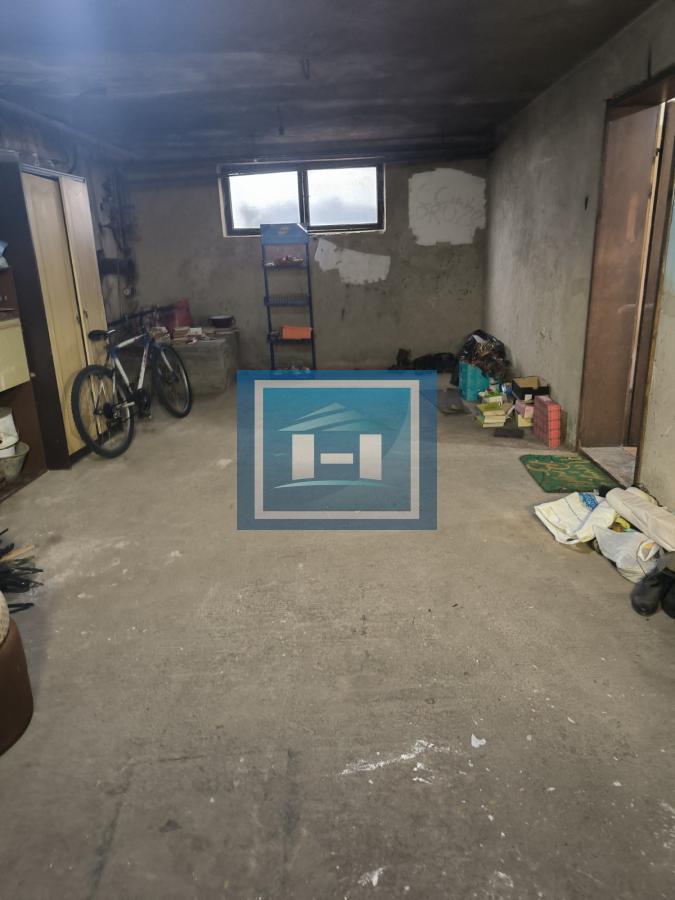 Na prodaju kuća – blizina bolnice, 350m² sa garažom za kamione od 80m² 12