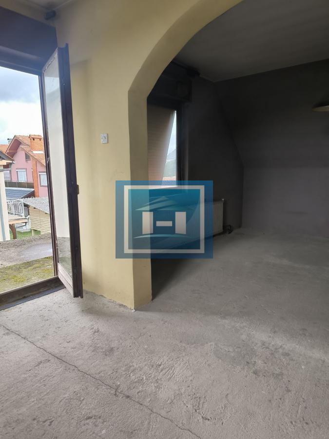 Na prodaju kuća – blizina bolnice, 350m² sa garažom za kamione od 80m² 13