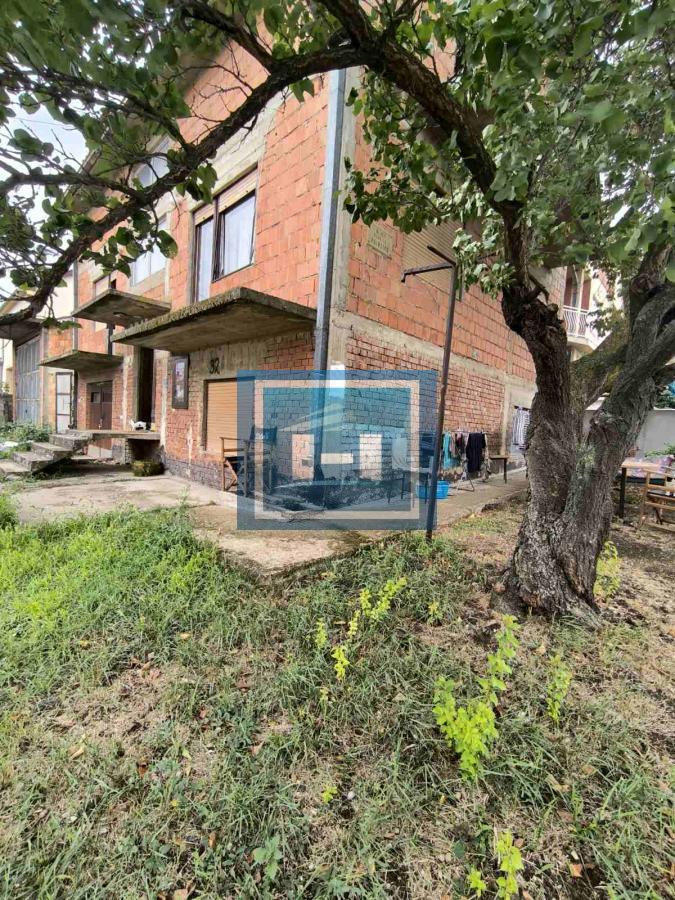 Na prodaju kuća – blizina bolnice, 350m² sa garažom za kamione od 80m² 14