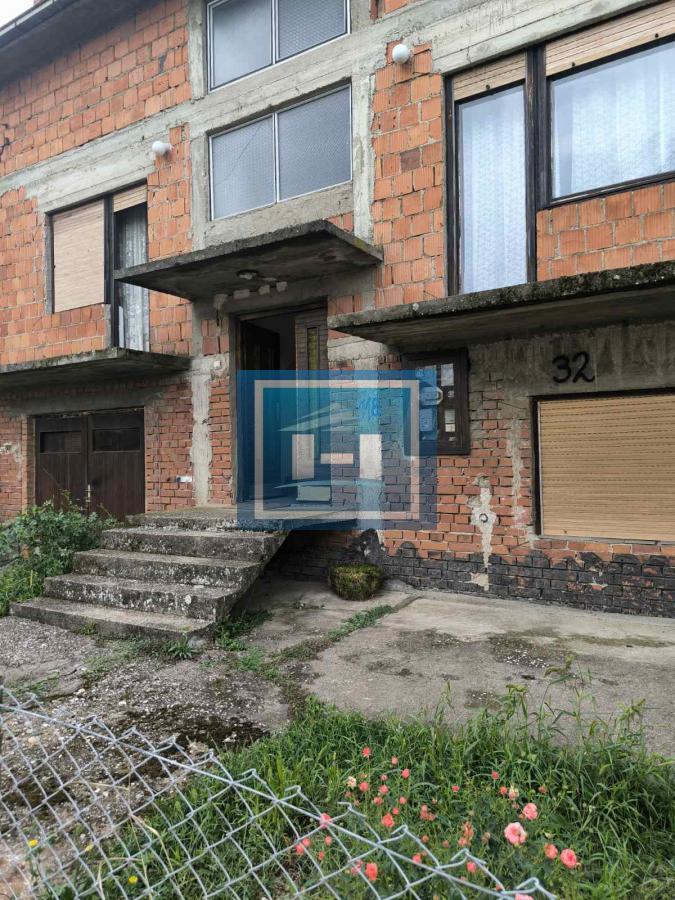 Na prodaju kuća – blizina bolnice, 350m² sa garažom za kamione od 80m² 15