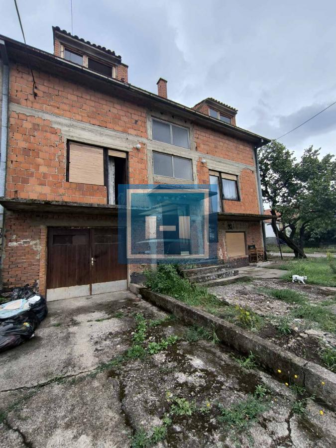 Na prodaju kuća – blizina bolnice, 350m² sa garažom za kamione od 80m² 16