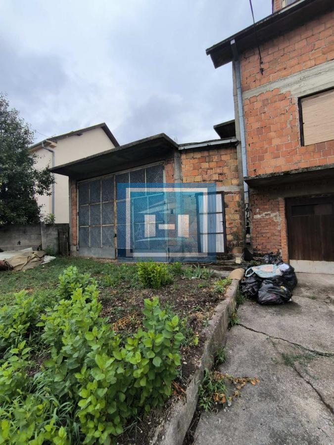 Na prodaju kuća – blizina bolnice, 350m² sa garažom za kamione od 80m² 17