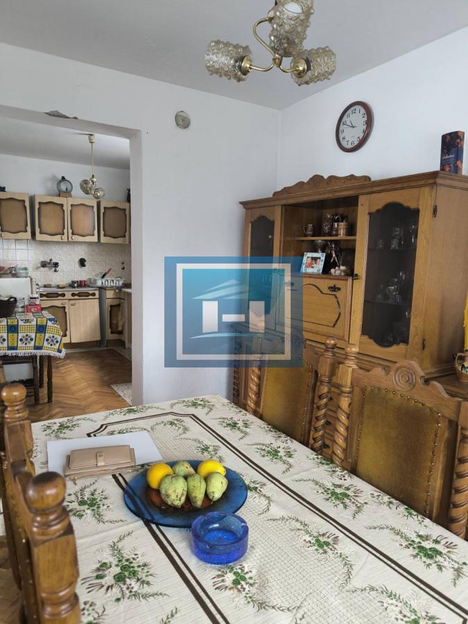 Na prodaju kuća – blizina bolnice, 350m² sa garažom za kamione od 80m² 2