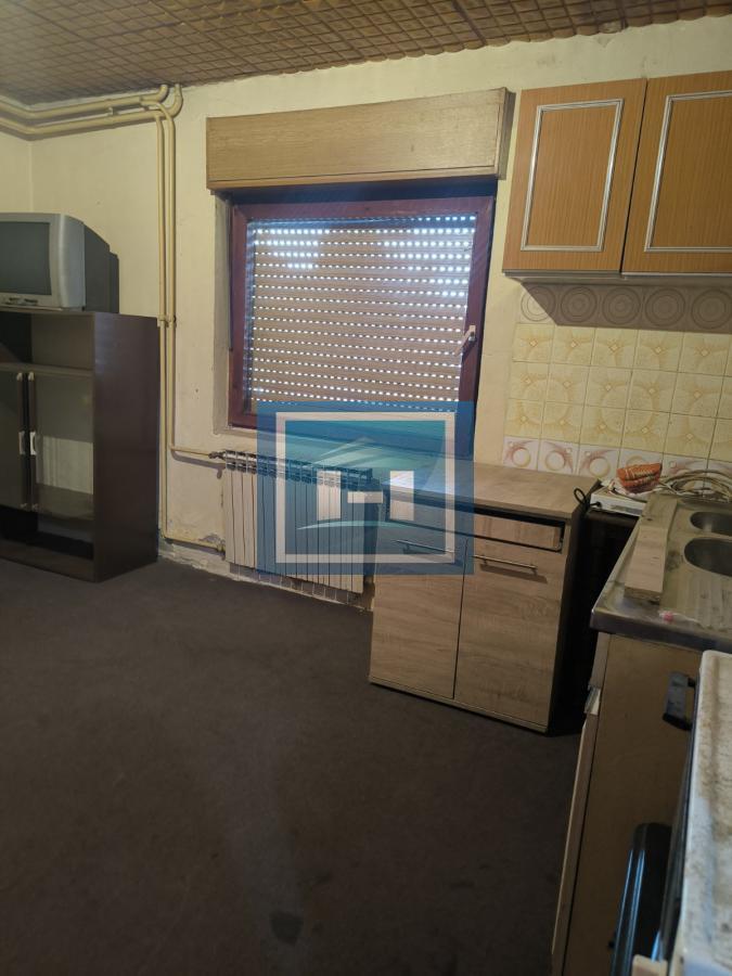 Na prodaju kuća – blizina bolnice, 350m² sa garažom za kamione od 80m² 3