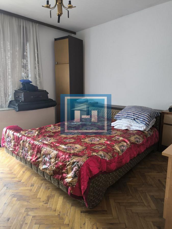 Na prodaju kuća – blizina bolnice, 350m² sa garažom za kamione od 80m² 4