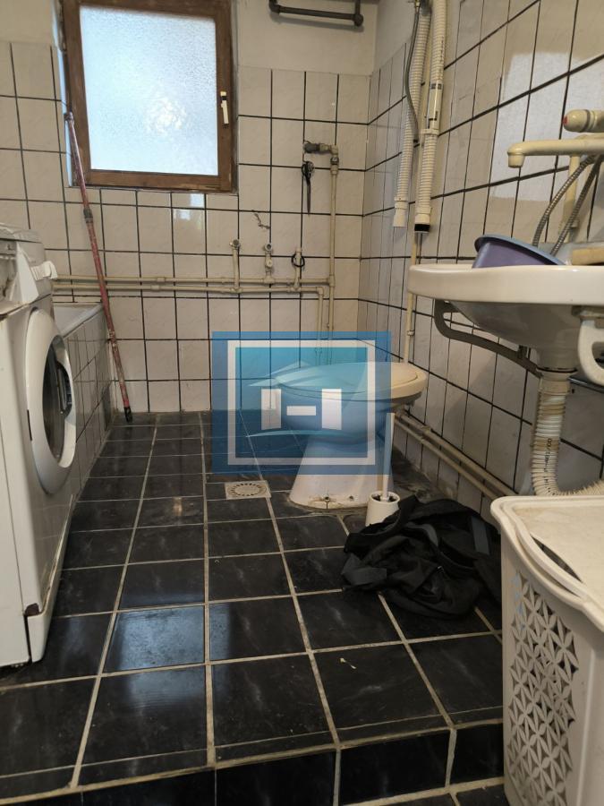 Na prodaju kuća – blizina bolnice, 350m² sa garažom za kamione od 80m² 6