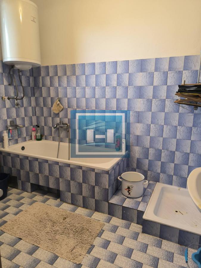 Na prodaju kuća – blizina bolnice, 350m² sa garažom za kamione od 80m² 7