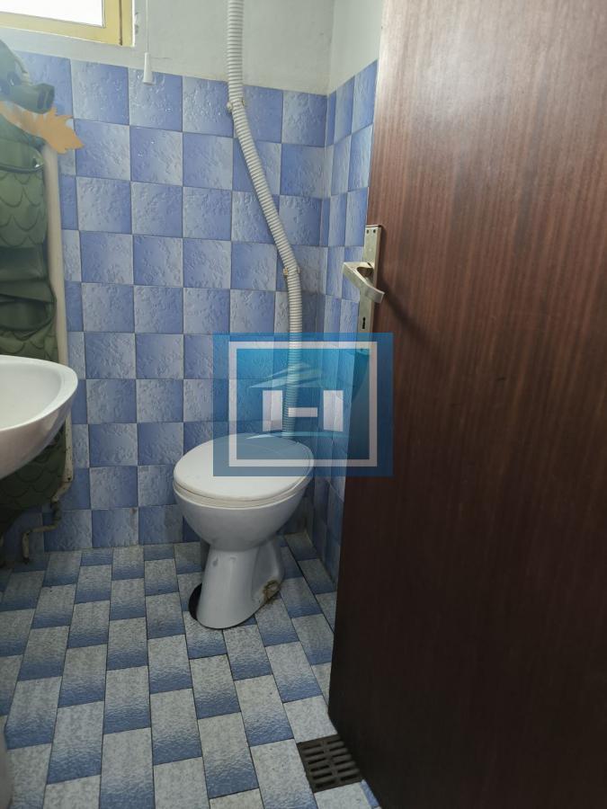 Na prodaju kuća – blizina bolnice, 350m² sa garažom za kamione od 80m² 8