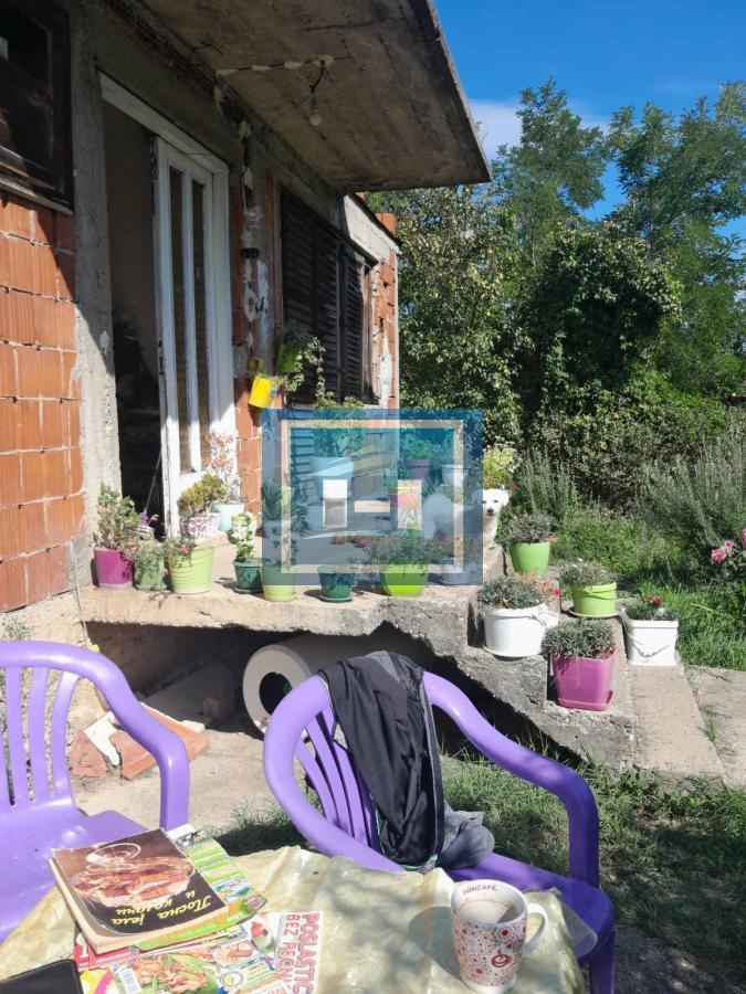 Na prodaju plac od 33 ara sa započetom kućom u Batočini! 1