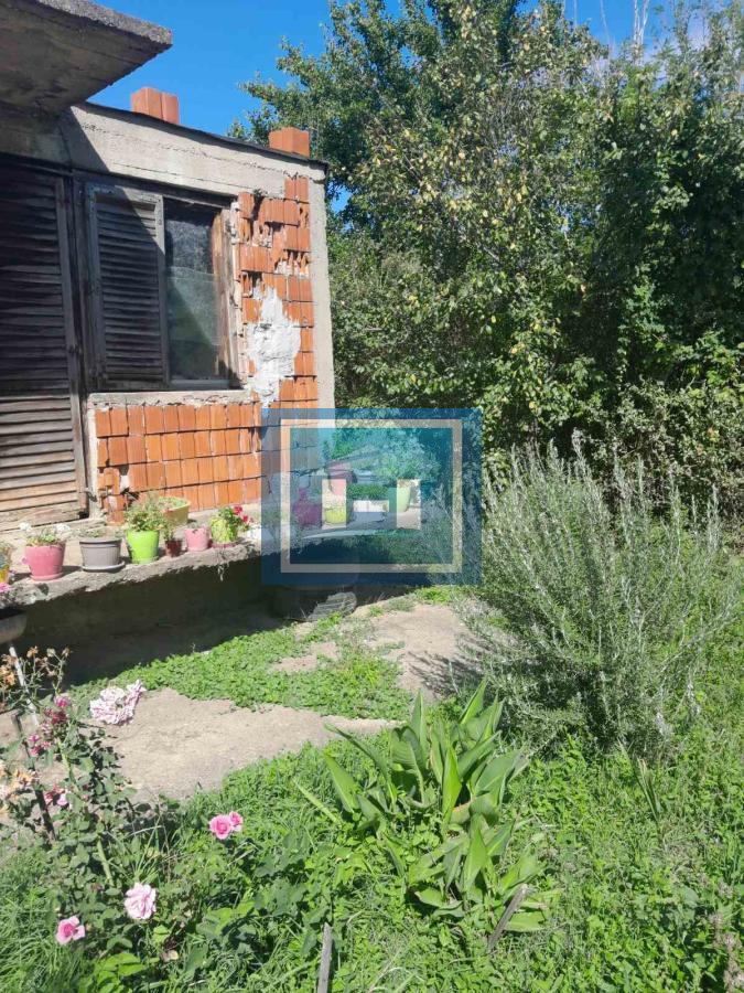 Na prodaju plac od 33 ara sa započetom kućom u Batočini! 10