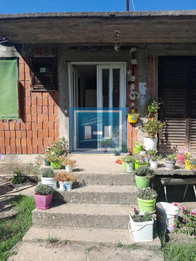 Na prodaju plac od 33 ara sa započetom kućom u Batočini! 11