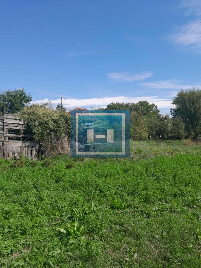 Na prodaju plac od 33 ara sa započetom kućom u Batočini! 17