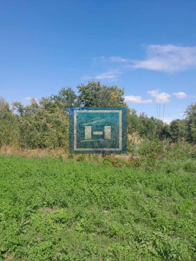 Na prodaju plac od 33 ara sa započetom kućom u Batočini! 18