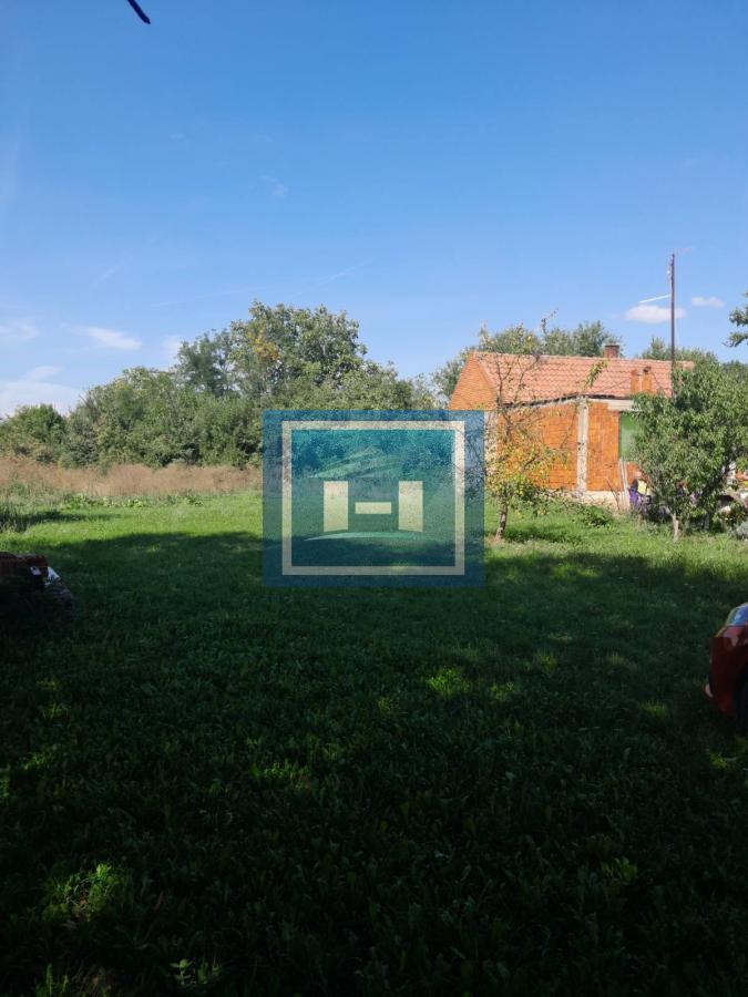Na prodaju plac od 33 ara sa započetom kućom u Batočini! 22