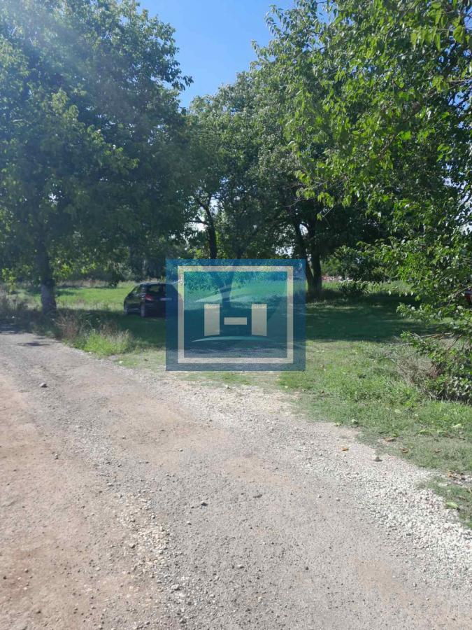 Na prodaju plac od 33 ara sa započetom kućom u Batočini! 24