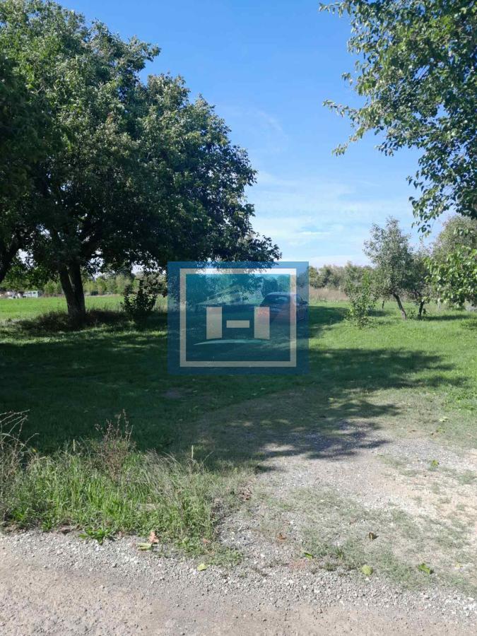 Na prodaju plac od 33 ara sa započetom kućom u Batočini! 25