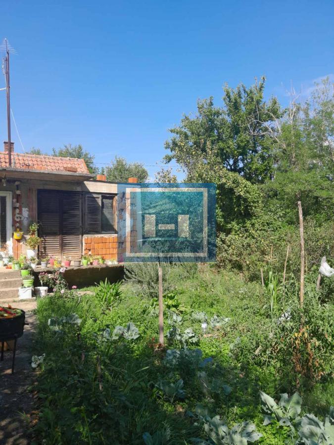 Na prodaju plac od 33 ara sa započetom kućom u Batočini! 8