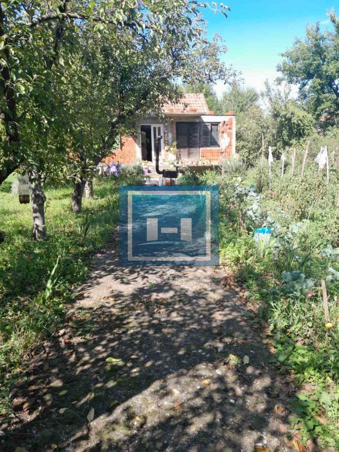 Na prodaju plac od 33 ara sa započetom kućom u Batočini! 9