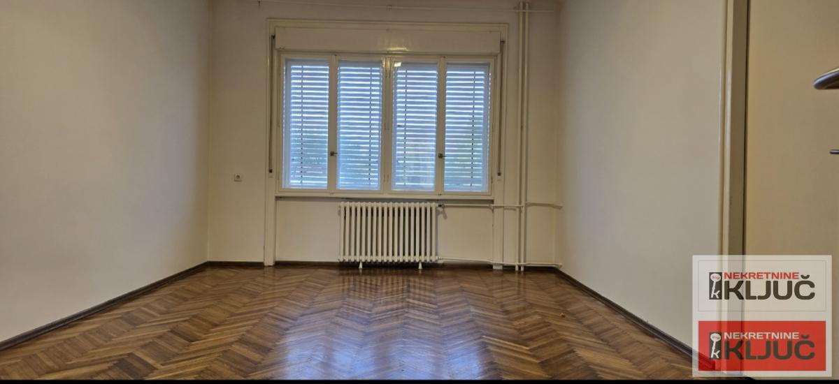 KEJ IZDAJE SE TROSOBAN SALONSKI STAN ZA POSLOVNE DELATNOSTI 1