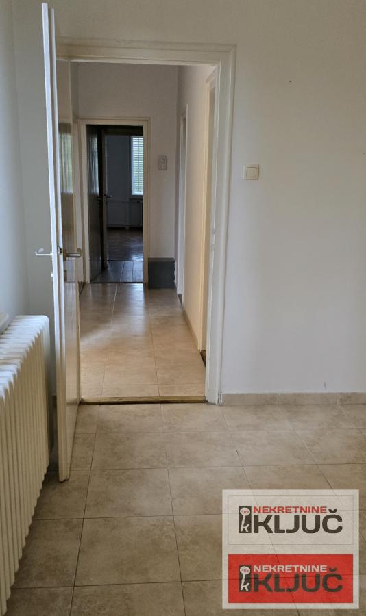 KEJ IZDAJE SE TROSOBAN SALONSKI STAN ZA POSLOVNE DELATNOSTI 10